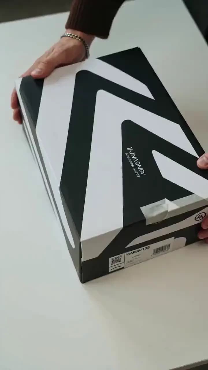 KI-Video-Beispiel eines Produkt-Unboxings